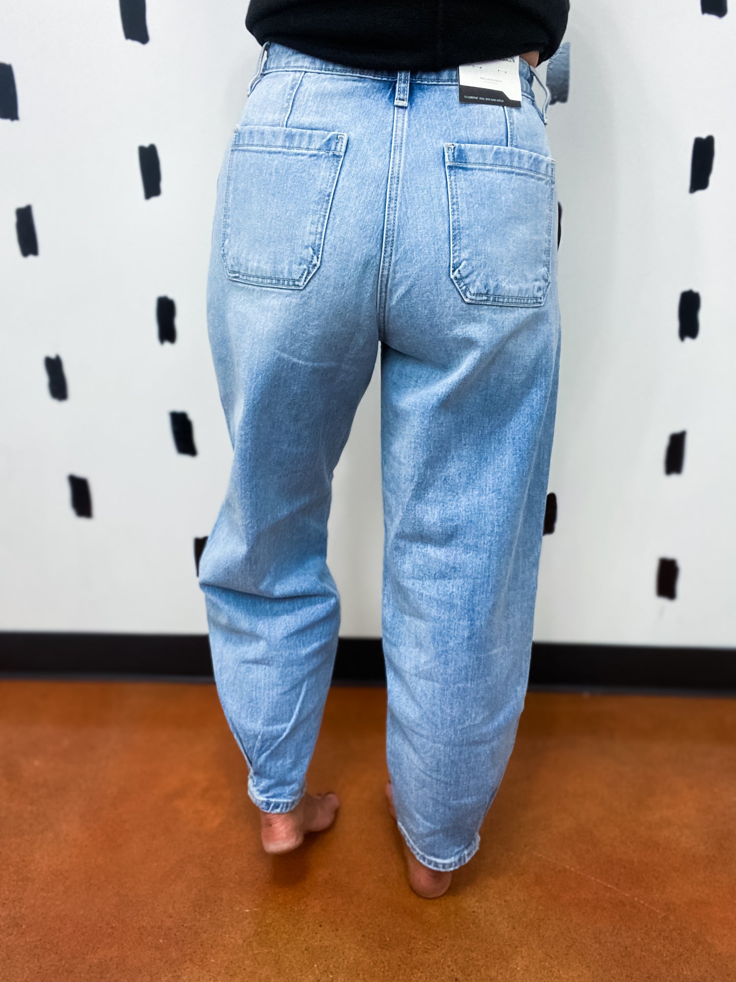 Light High Rise Wide Tapered Fit Jean